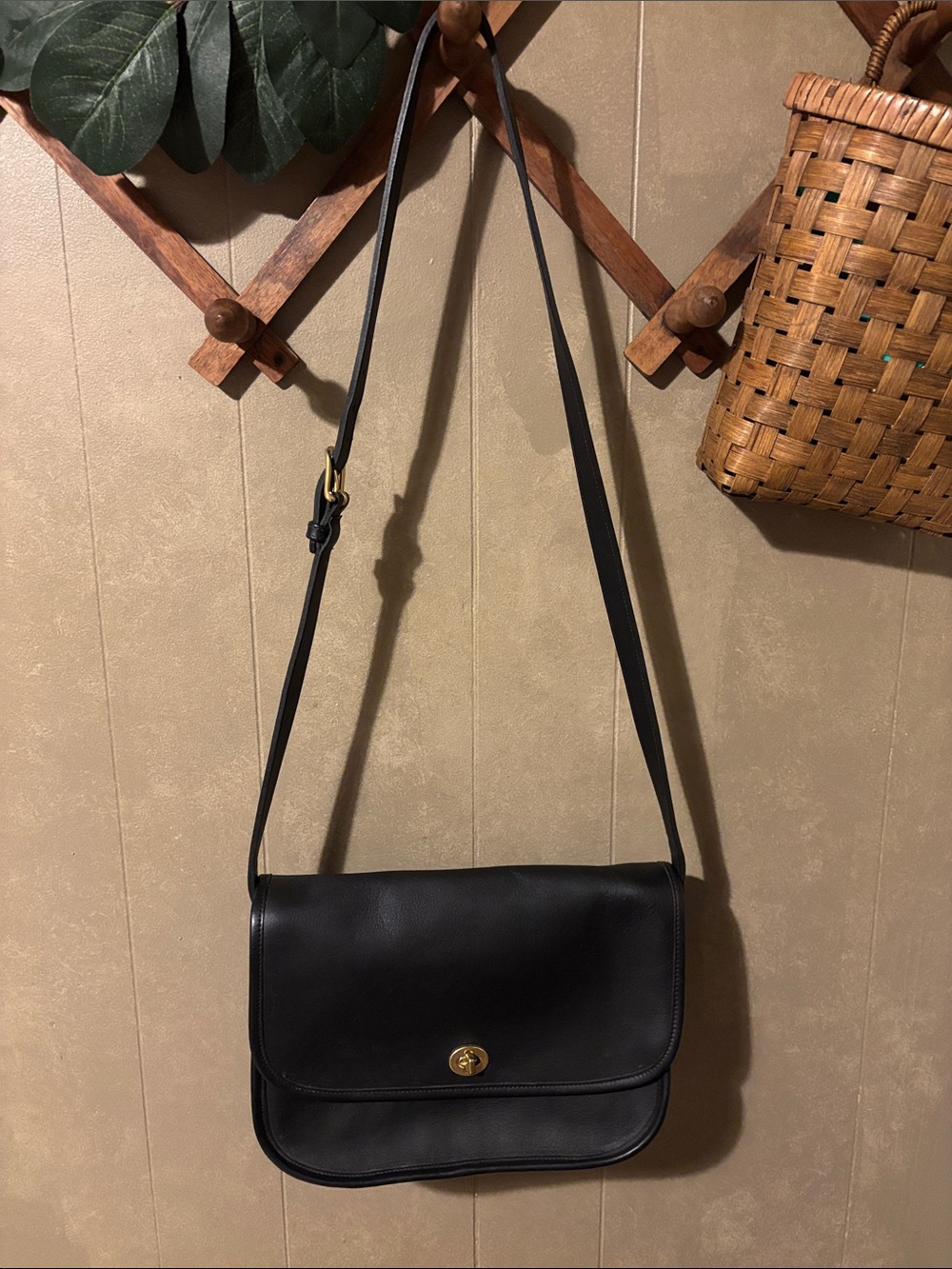 Vintage Coach City Bag Black Leather Crossbody Bag with Gold Turn-Lock